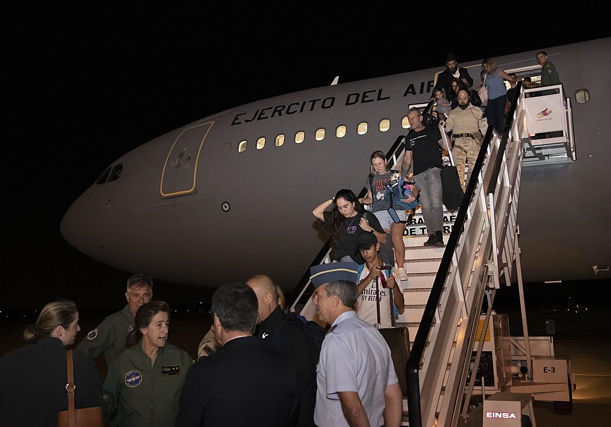 Españoles evacuados de Israel llegan en la madrugada del miércoles a la base aérea de Torrejón (Madrid)