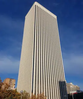 Imagen secundaria 2 - Arriba, antiguo hotel Rubin, en la Ciudad Lineal de Arturo Soria.  Abajo, izquierda, Iglesia Basílica de Nuestra Señora de la Merced.  Derecha, Torre Picasso 