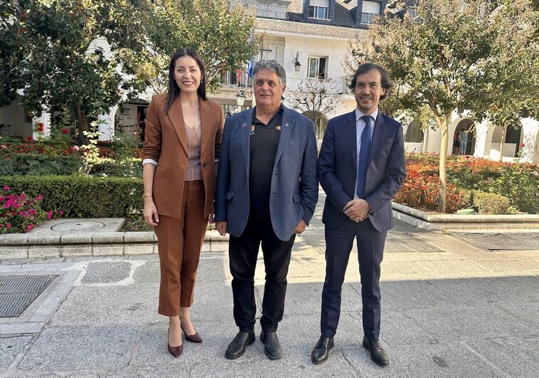 La alcaldesa de Majadahonda, Lola Moreno, junto al presidente de Grefa, Ernesto Álvarez (centro) y el viceconsejero de Medio Ambiente, Rafael García González