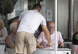 «El bote es un beneficio que sale del buen trato al cliente»: el debate sobre si las propinas son del bar o del camarero
