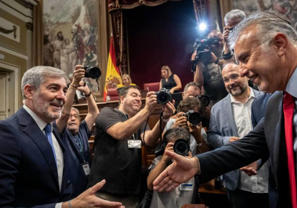 El presidente entrante Fernando Clavijo (CC) y el saliente, Ángel Víctor Torres (PSOE), se dan la mano