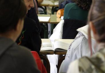 Polémica por un profesor que obliga a tachar el lenguaje inclusivo de los libros en un instituto de Valladolid