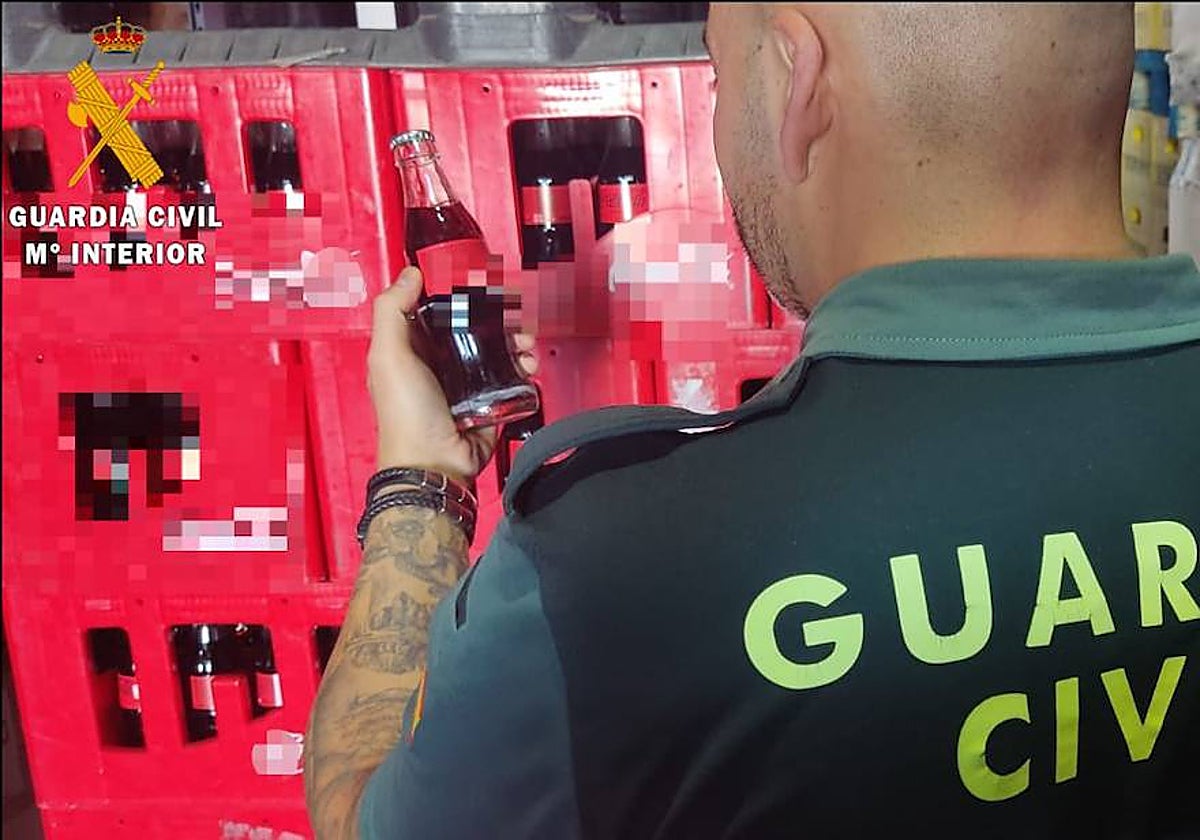 La Guardia Civil ha intervenido en Segovia casi 12.000 botellines de refresco que incumplían la normativa