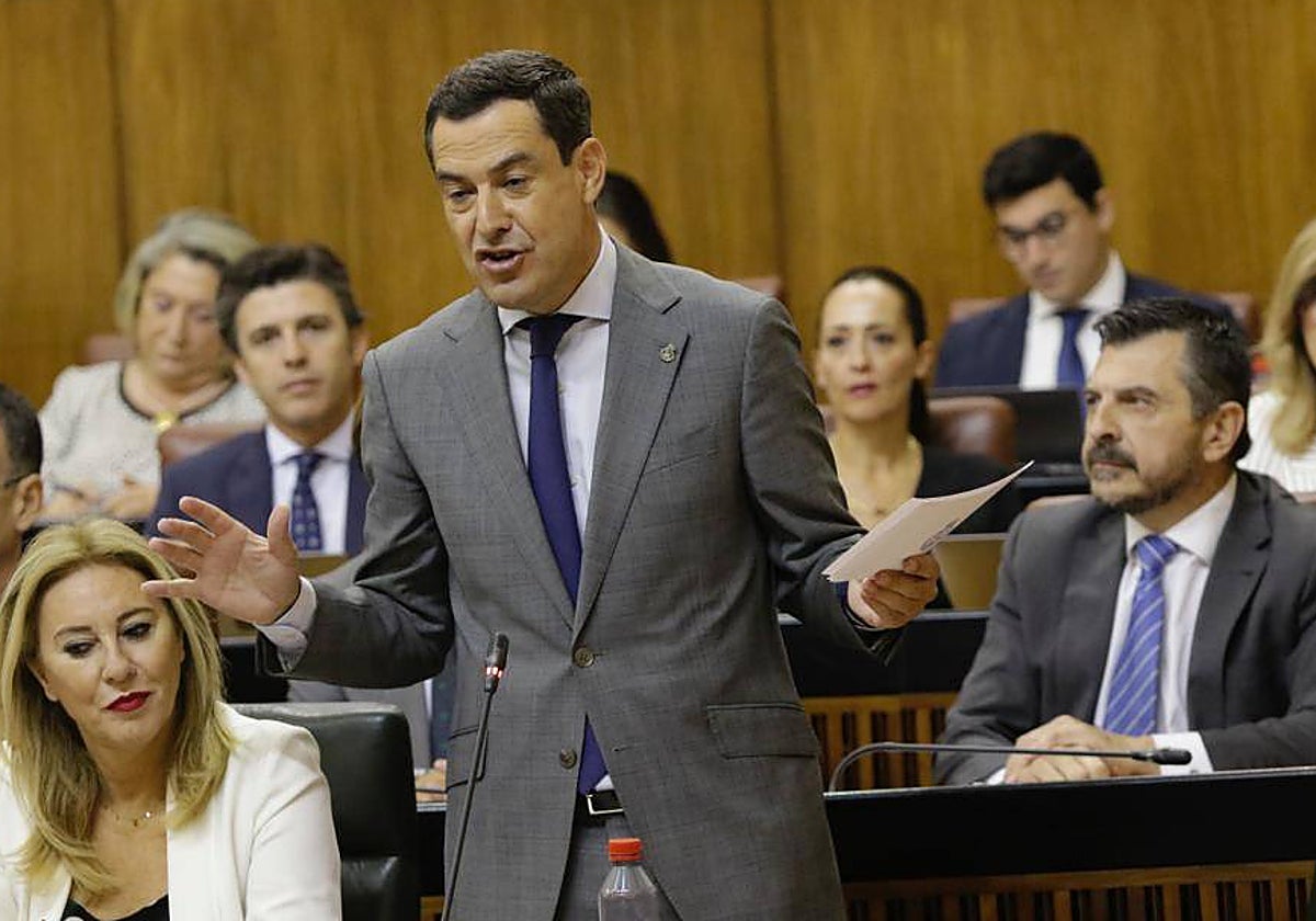 El presidente de la Junta de Andalucía, Juanma Moreno, en el Pleno de este miércoles