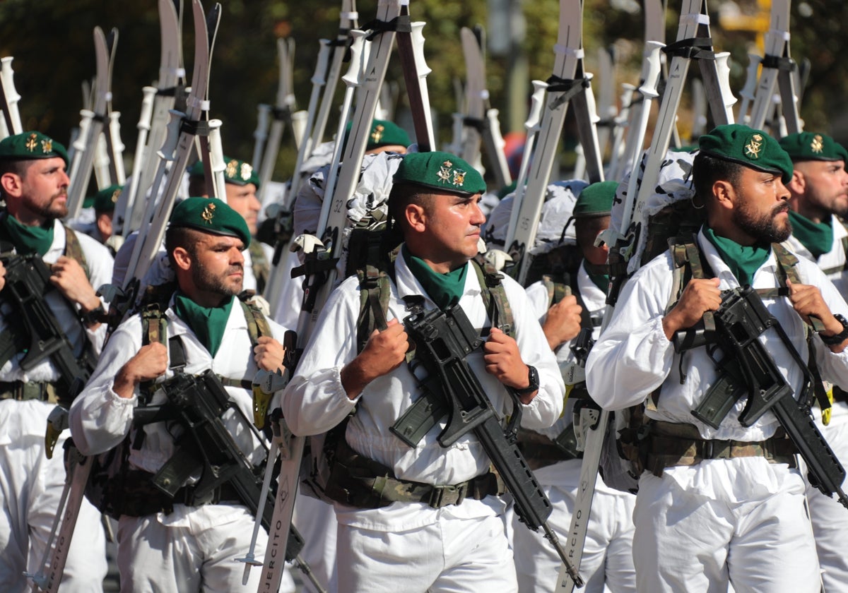 Miembros de las unidades de montaña en el desfile de 2022