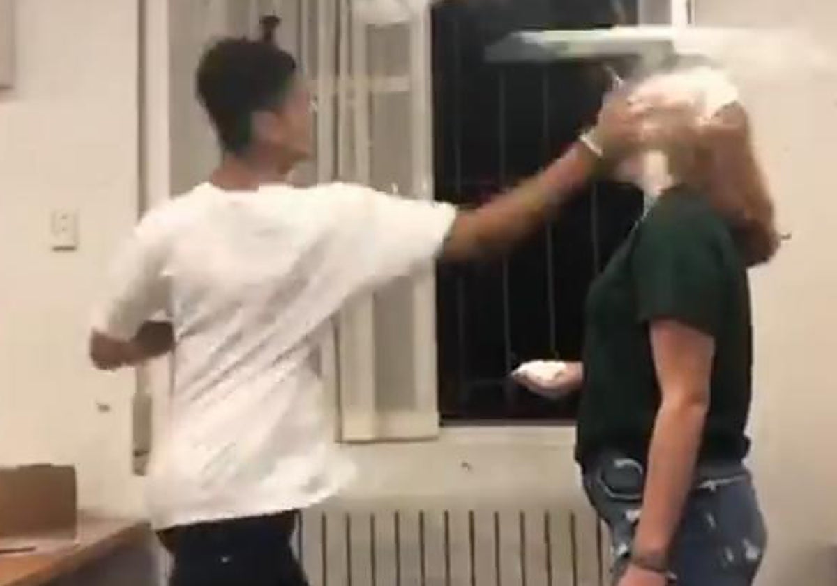 Imagen de archivo de un tartazo durante una novatada