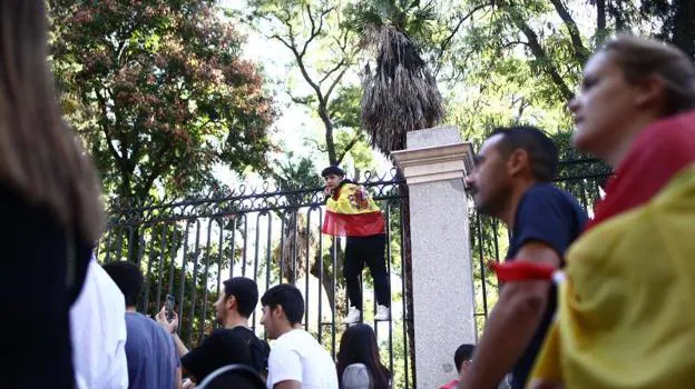 La cabo Hurtado, la primera mujer paracaidista en saltar con la bandera de España el 12-O