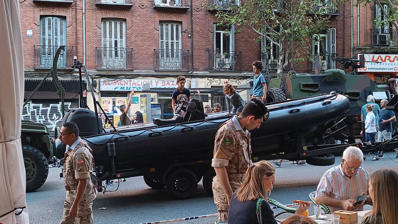 Más niños interesados en los vehículos militares que hoy han salido a la calle con motivo del Día de la Hispanidad