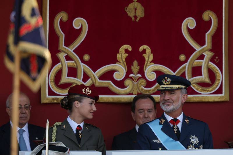 La Princesa de Asturias, que ha acudido al desfile vestida con el uniforme de gala del Ejército de Tierra, y el Rey, sentados en el palco 