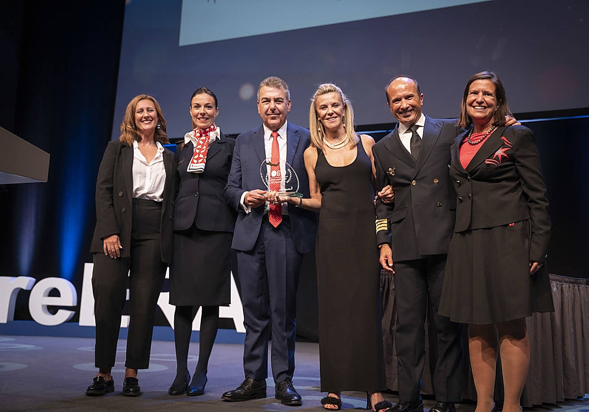 Imagen de la entrega del galardón a los representantes de Air Nostrum