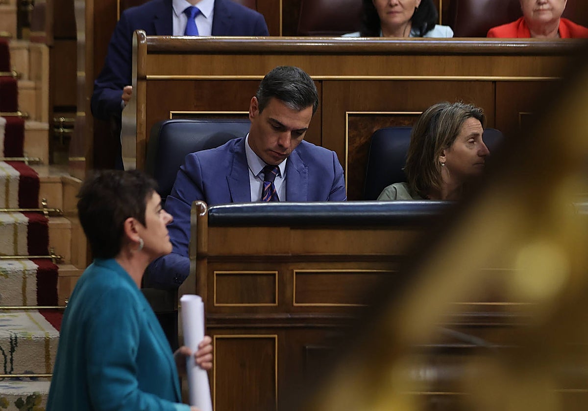 La portavoz de Bildu en el Congreso, Mertxe Aizpurua, pasa por delante del presidente del Gobierno, Pedro Sánchez, en una sesión plenaria celebrada en 2022