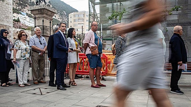 Keith Azopardi, junto a su mujer, espera su turno para votar