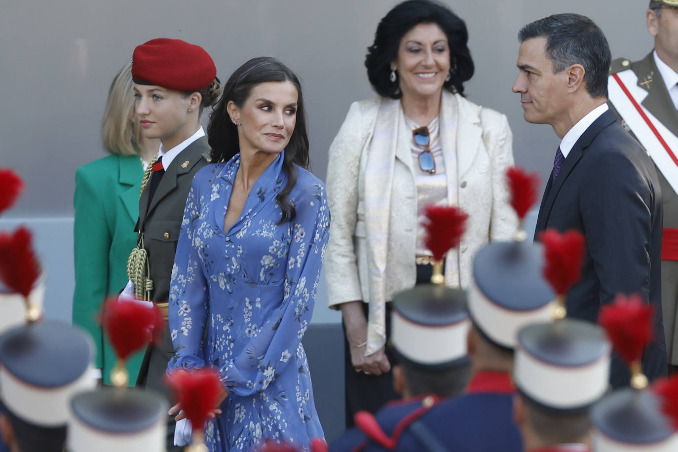 La Reina mirando al presidente en funciones Pedro Sánchez, que ha protagonizado uno de los momentos de la jornada cuando, al llegar, ha sido abucheado por decenas de ciudadanos