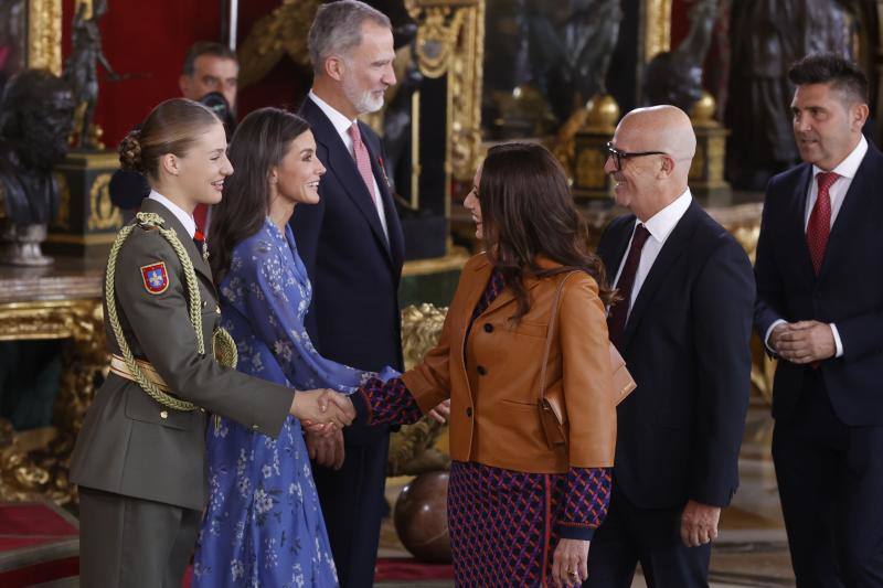 Entre las personas que han pasado por el besamanos había representantes del mundo artístico, como la cantante Luz Casal