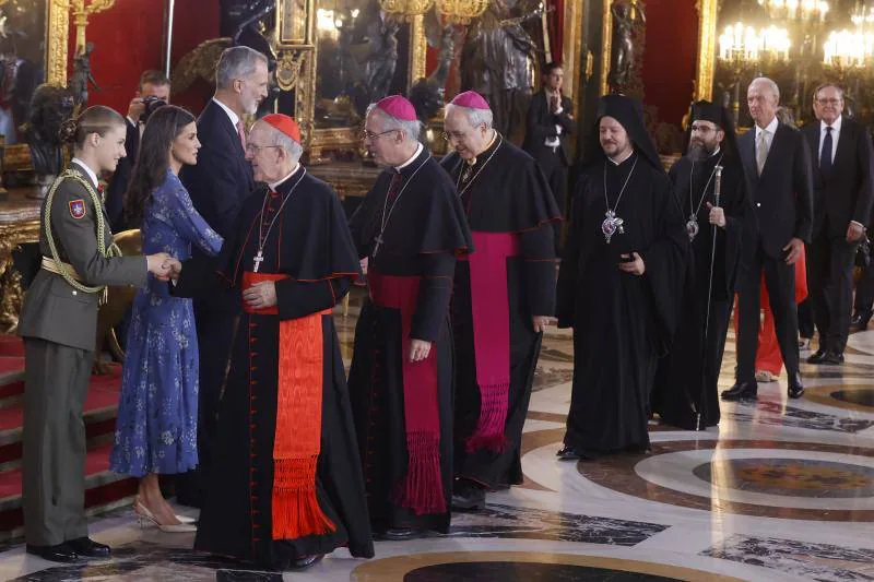 La infanta Leonor junto a los reyes Felipe y Letizia reciben al cardenal Carlos Osoro y a otras personalidades religiosas