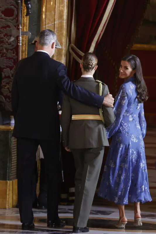 Los Reyes a su llegada al Salón del Trono del Palacio Real,  donde se ha celebrado el besamanos