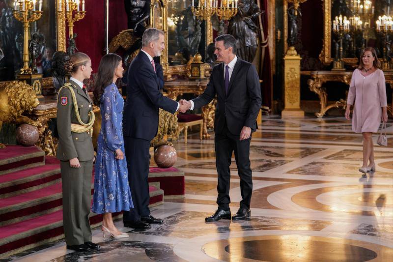 El presidente en funciones, Pedro Sánchez, ha abierto el paso de autoridades al besamanos