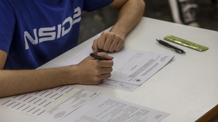 «Es que aquí hablamos castellano»: un opositor denuncia a un Ayuntamiento por obligarle a hacer un examen en español