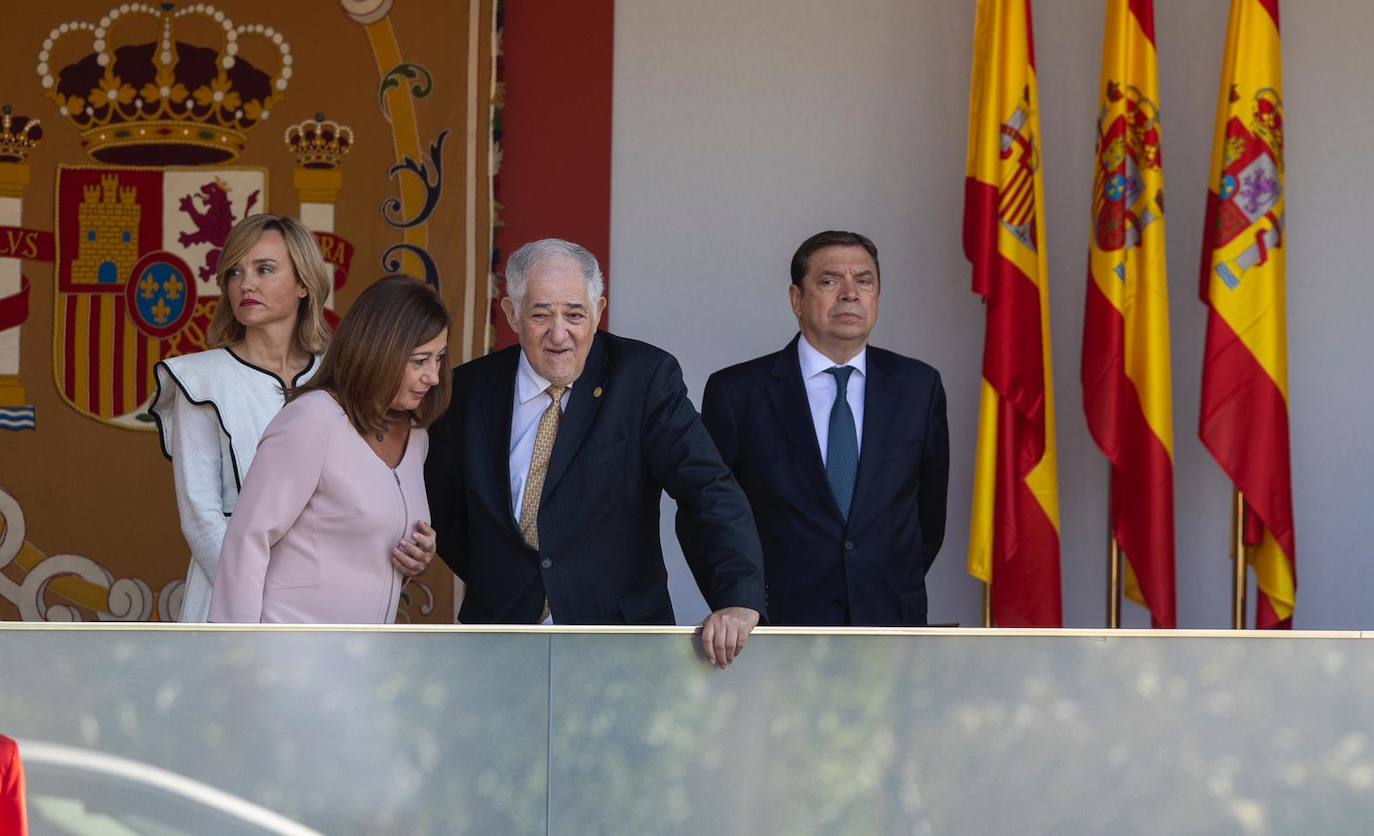 Francina Armengol y  Cándido Conde-Pumpido, en el centro de la imagen, hablando ante de que se iniciara el desfile