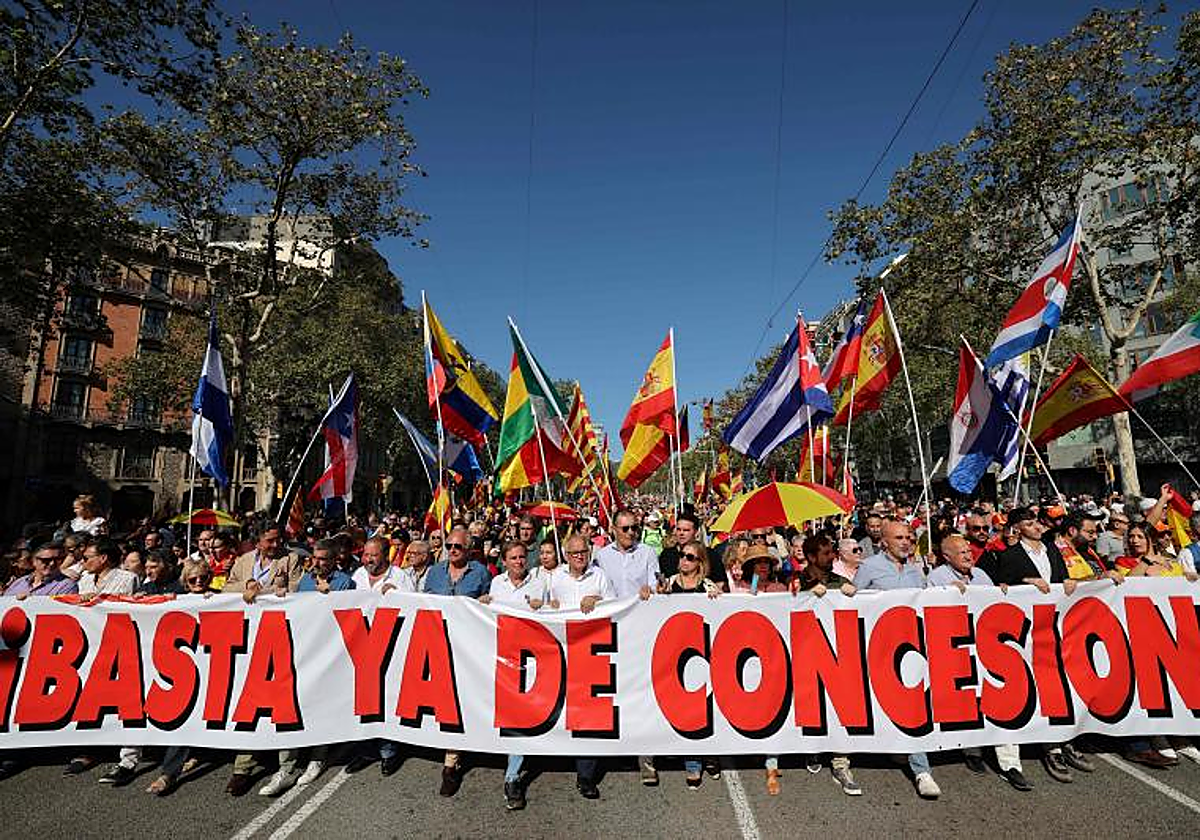 Cabecera de la manifestación de Barcelona, este 12-O, con el lema en la pancarta de: '¡Basta ya de concesiones!'