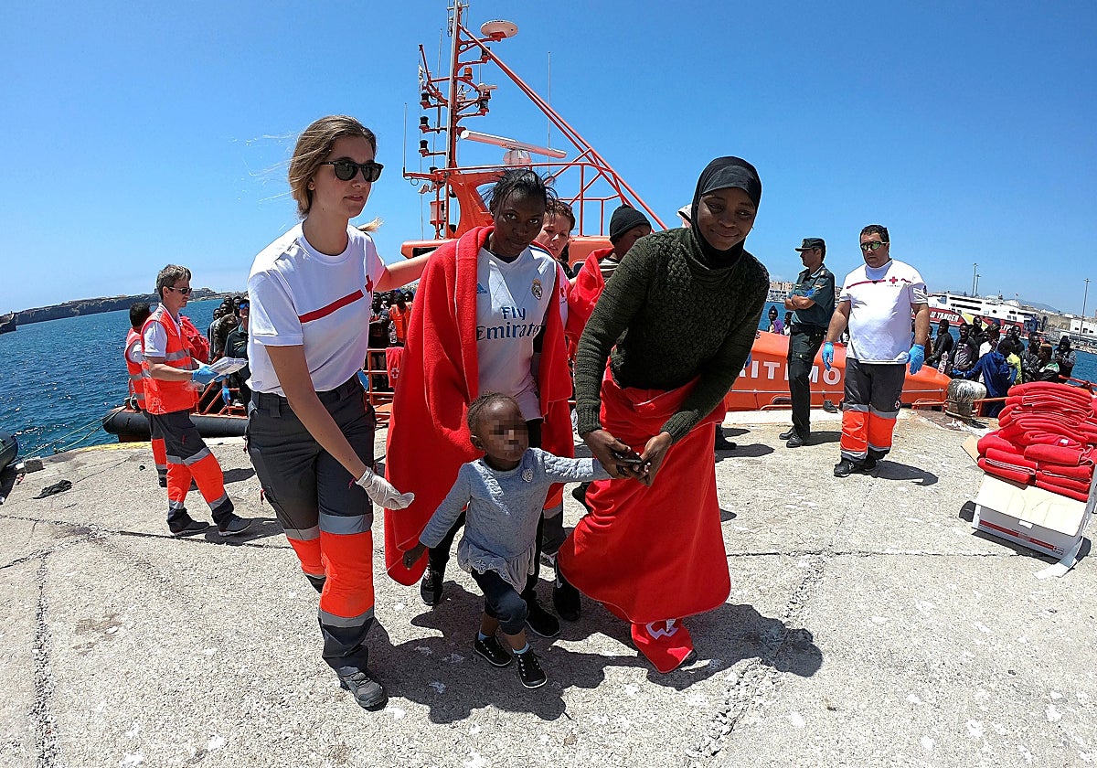 Voluntarios de Cruz Roja, en el puerto de Tarifa (Cádiz), atendiendo a inmigrantes rescatados en el Estrecho de Gibraltar