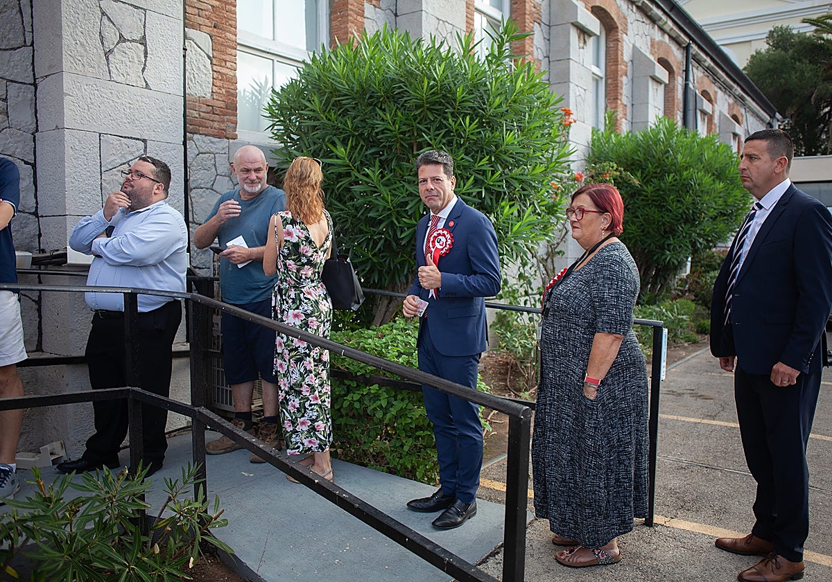 Fabian Picardo aguarda la cola en su colegio electoral para depositar su voto