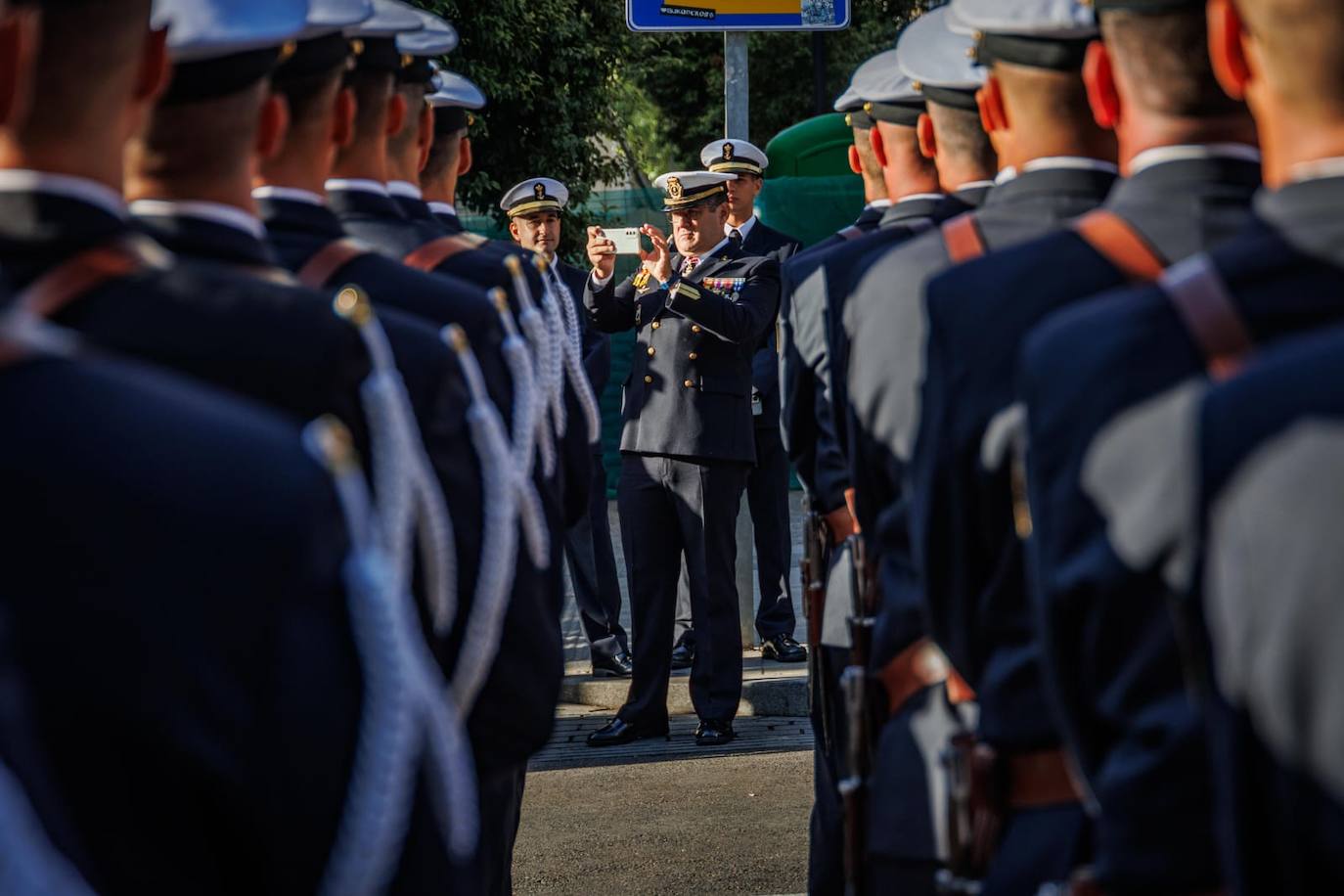 Un mlitar saca una foto a sus compañeros, preparados antes del inicio del desfile, que se ha iniciado en la zona de Atocha