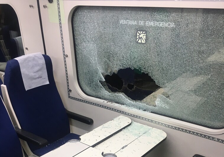 Imagen de los desperfectos subida a las redes sociales por un usuario del tren Salamanca-Valladolid