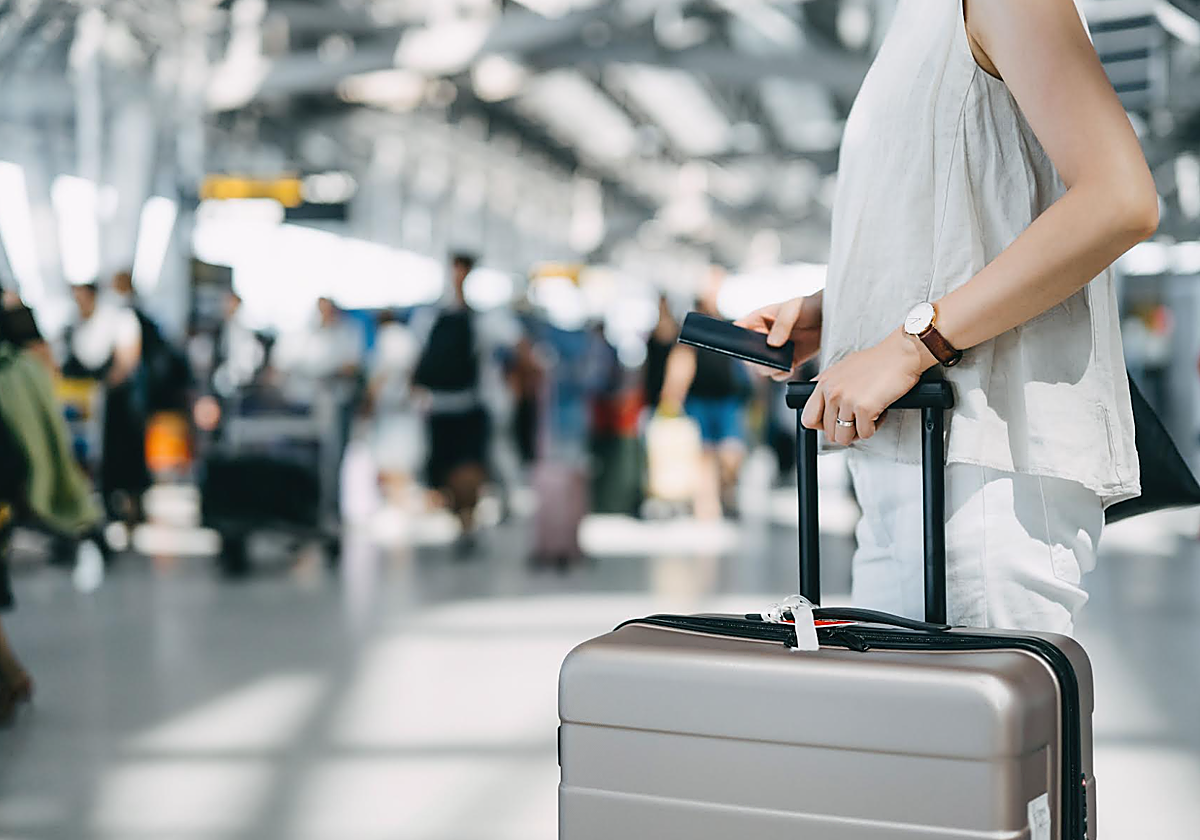 Una pasajera en un aeeopuerto canario en foto de archivo