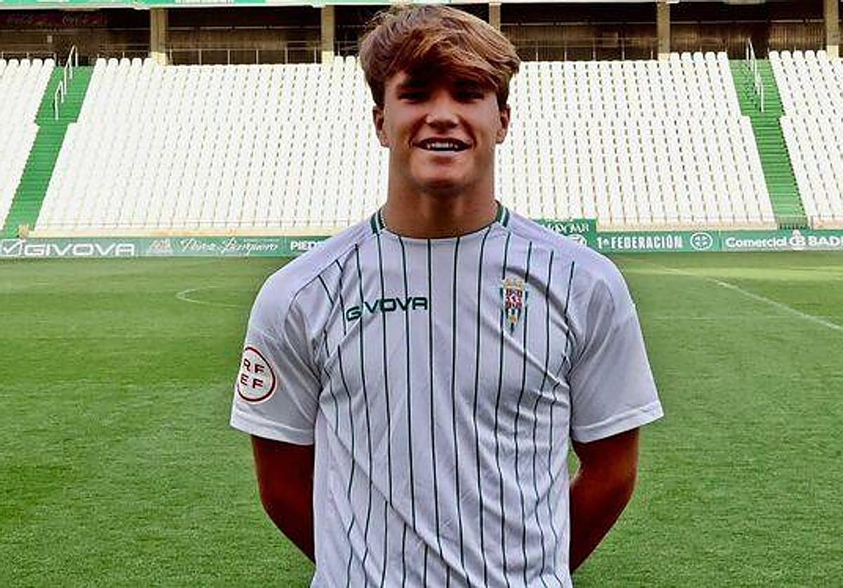 Álvaro Prieto con la camiseta del CCF