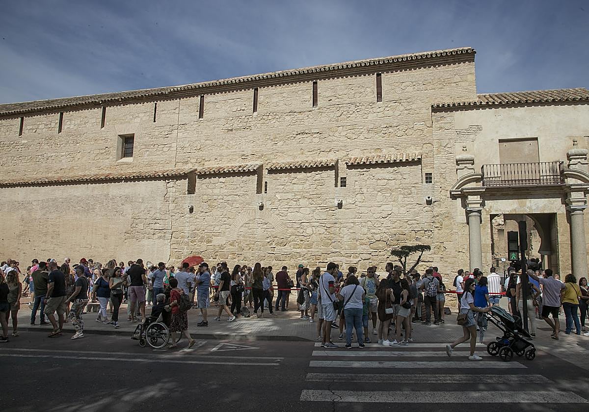 Turistas, haciendo cola este viernes para acceder al Alcázar por su nueva entrada