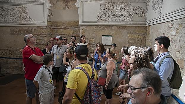 Turistas, en la Sinagoga este viernes, durante el puente del Pilar