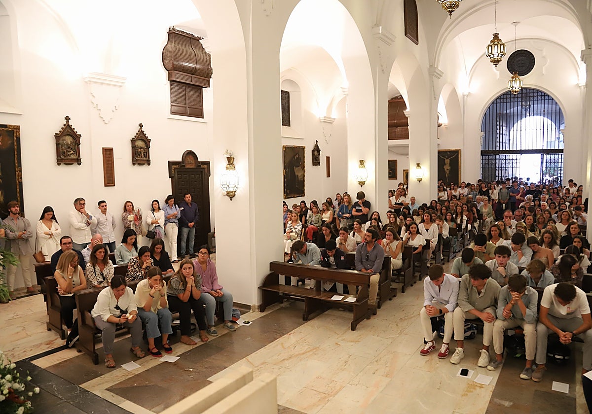 Personas congregadas en la iglesia de las Esclavas este sábado