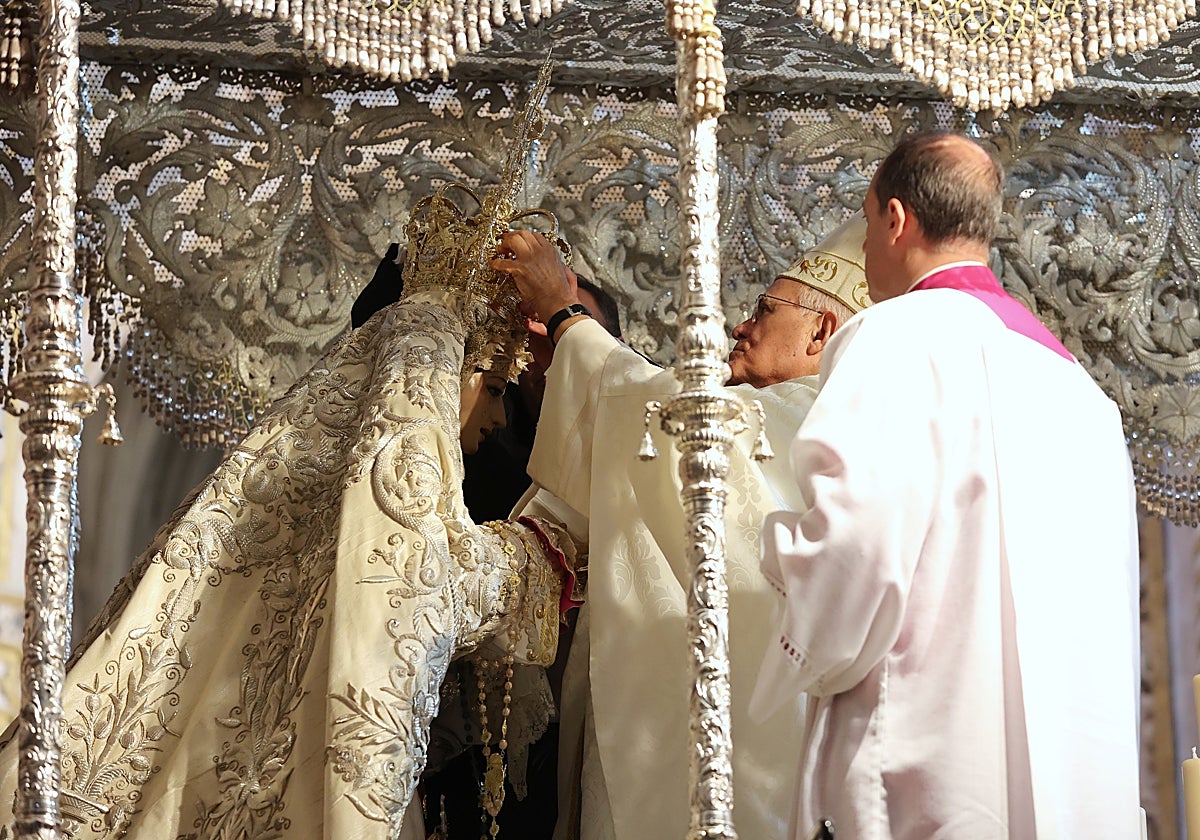 El obispo le impone la corona a la Virgen de la Paz, el 15 de octubre de 2022