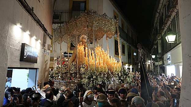 Palio de la Virgen de la Paz, a su regreso a Capuchinos, tras ser coronada