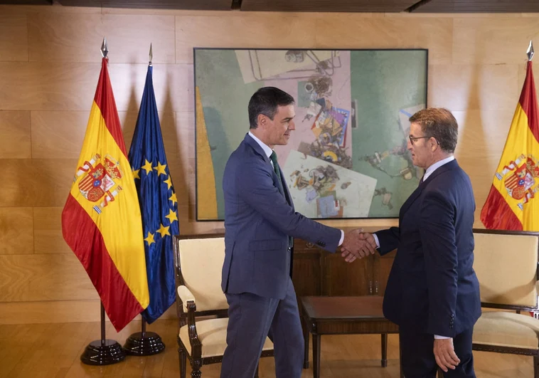 Pedro Sánchez y Alberto Núñez Feijóo, en la reunión que mantuvieron el lunes