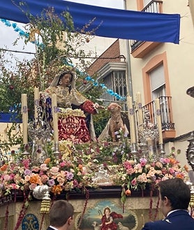 Imagen secundaria 2 - Numerosos vecinos y jóvenes acompañaron a la Divina Pastora de las Almas durante su salida de este domingo por las calles del Campo de la Verdad engalanadas con colgaduras 