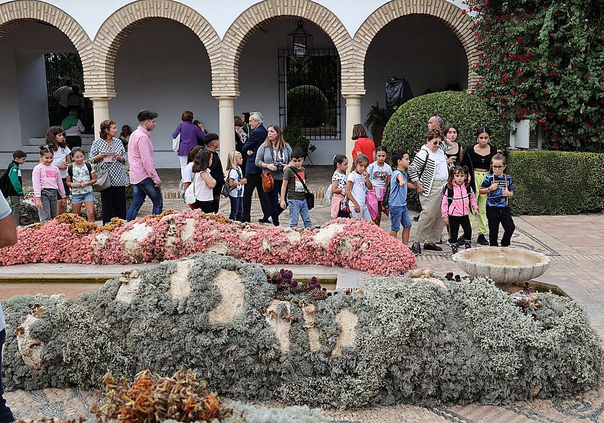 Instalación de Flora en 2022 en el Palacio de Viana