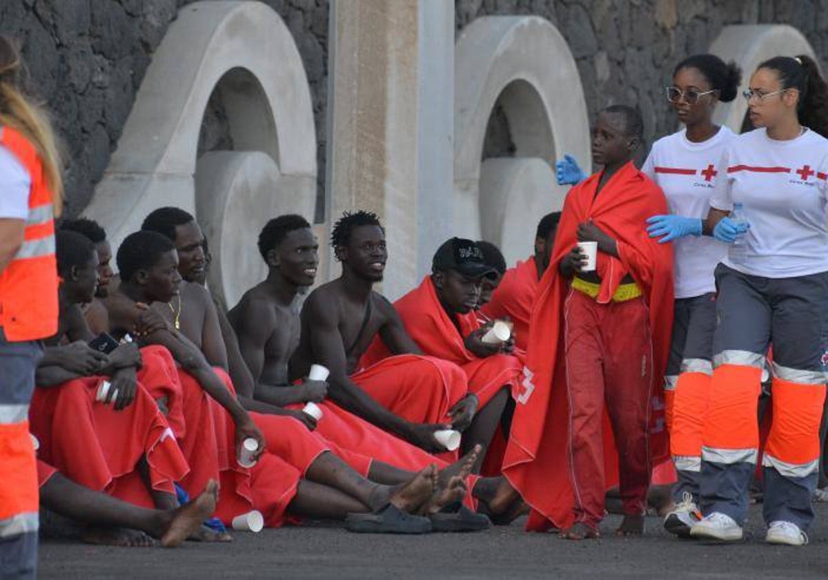 Cruz Roja atiende a los recién llegados en el puerto de La Restinga, en El Hierro