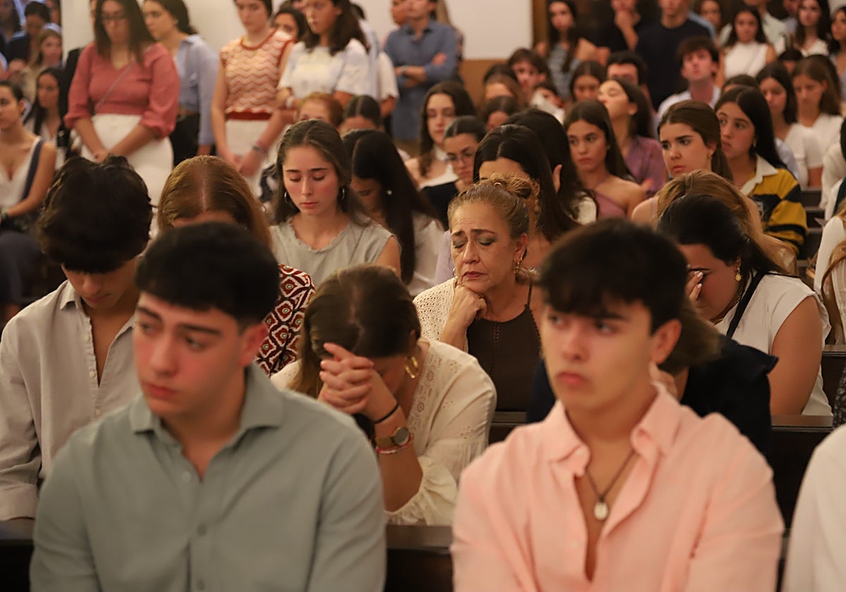 Jóvenes asistentes a la oración por Álvaro Prieto en la iglesia de las Esclavas