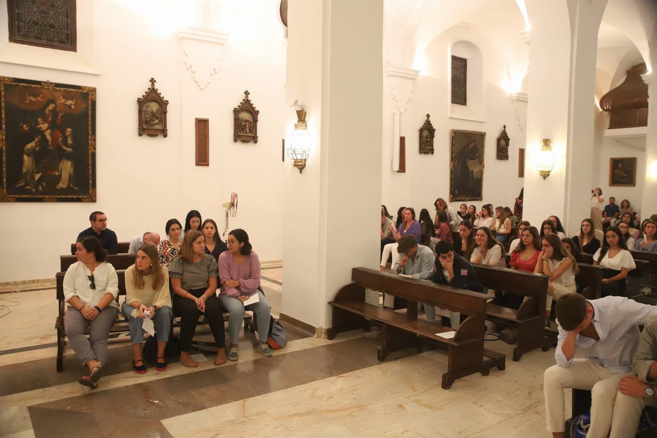 Fotos: la multitudinaria oración por Álvaro Prieto en la iglesia de las Esclavas de Córdoba