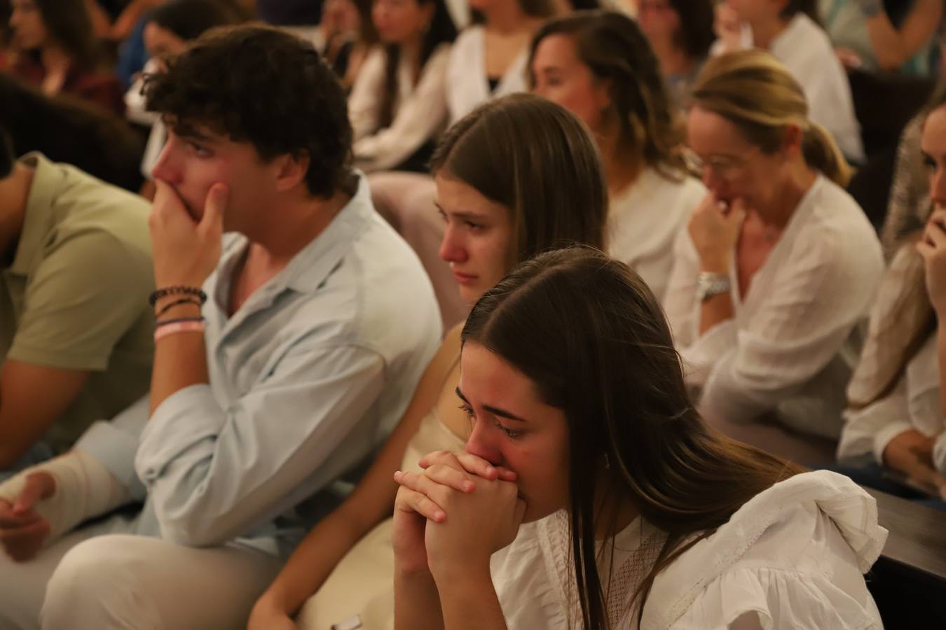 Fotos: la multitudinaria oración por Álvaro Prieto en la iglesia de las Esclavas de Córdoba