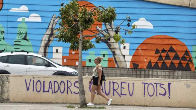 Graffiti rechazando las agresiones sexuales ante el Màgic.