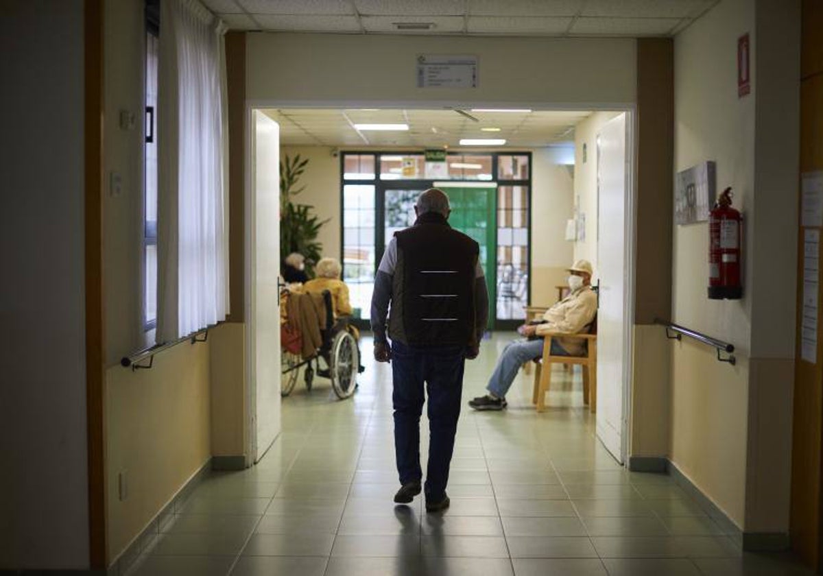 Usuarios en el interior de una residencia de mayores