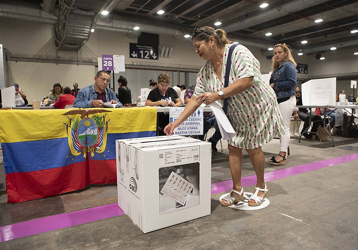 Una ecuatoriana ejerce su derecho al voto en una de las mesas habilitadas en el recinto ferial