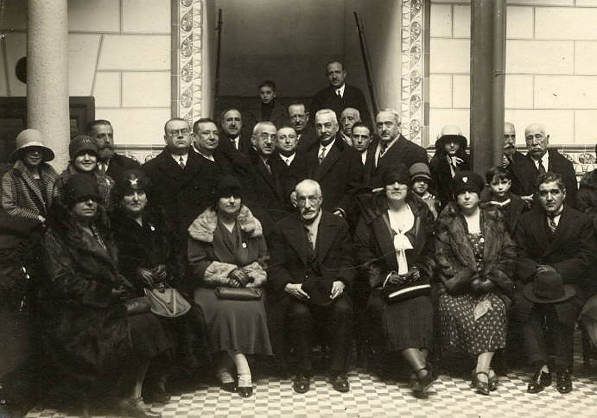 Acto inaugural de la Sección de Puericultura de la 'Gota de Leche' de Toledo el 6 de enero de 1928 con la presencia de varias autoridades locales. Foto de Rodríguez publicada en la revista 'La Provincia' (14-01-1928). Archivo Municipal de Toledo