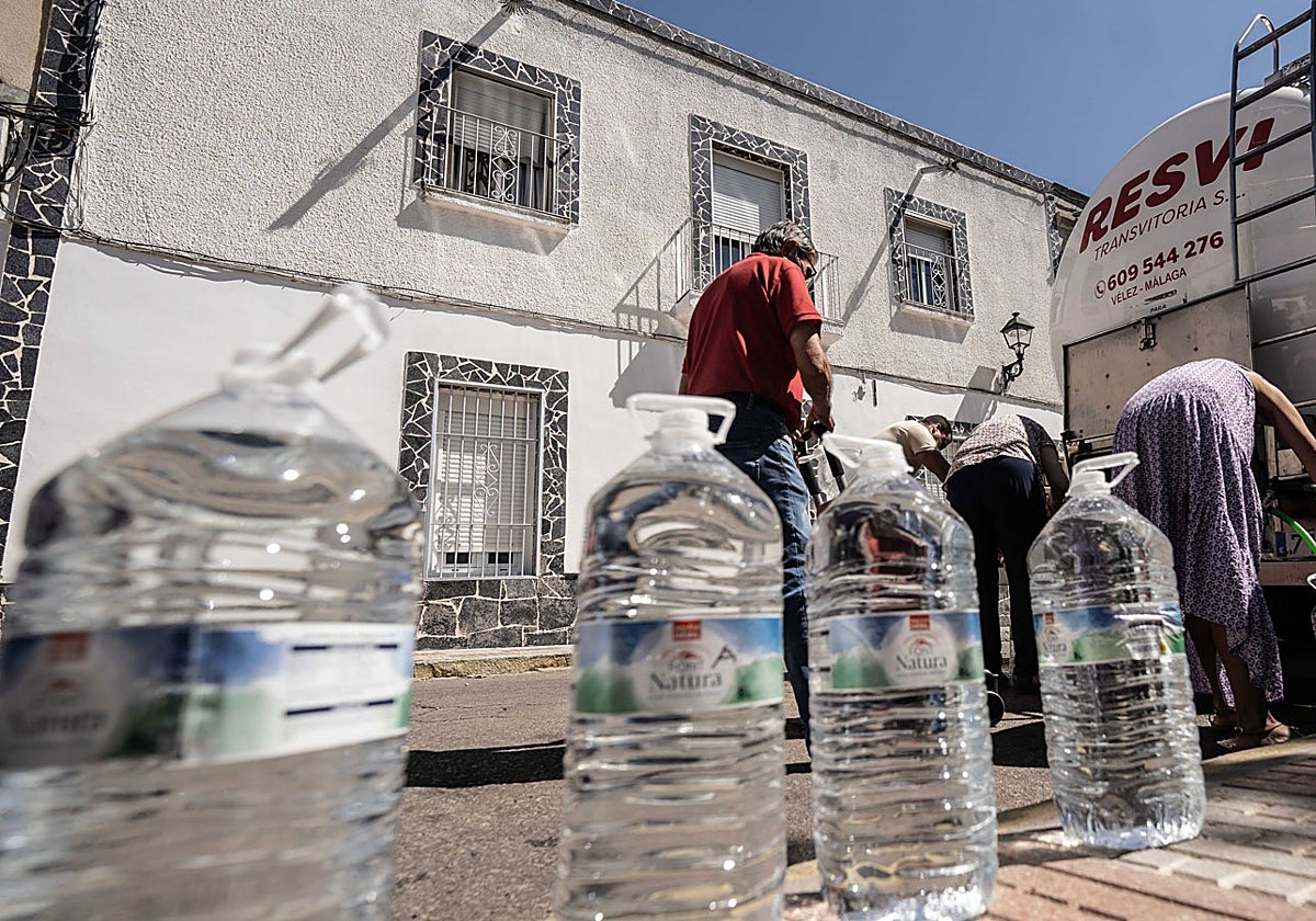Un camión reparte agua entre los vecinos Peñarroya, en Córdoba
