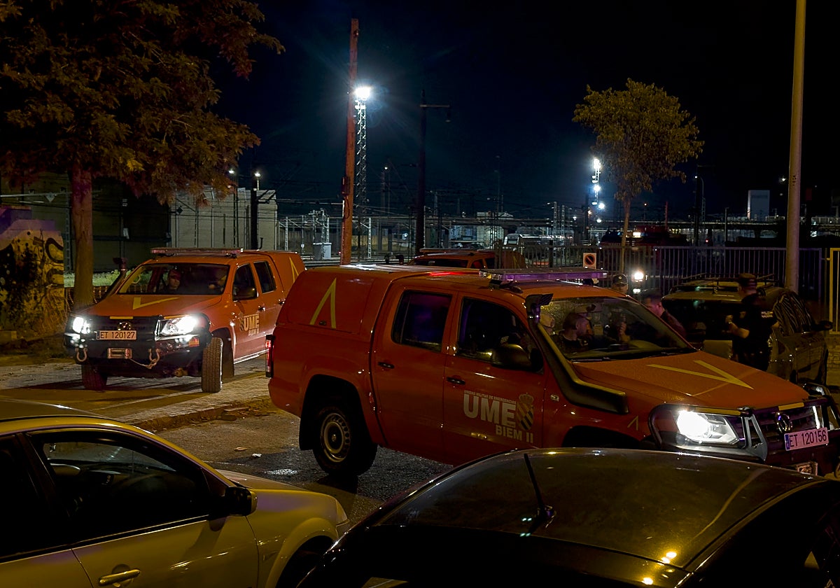Coches de la UME a su salida anoche de las vías del tren de San Justa en Sevilla