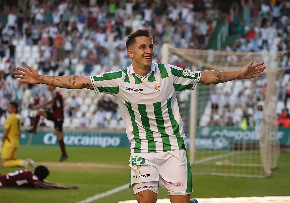 Carracedo celebra su asistencia durante el partido ante el Mérida