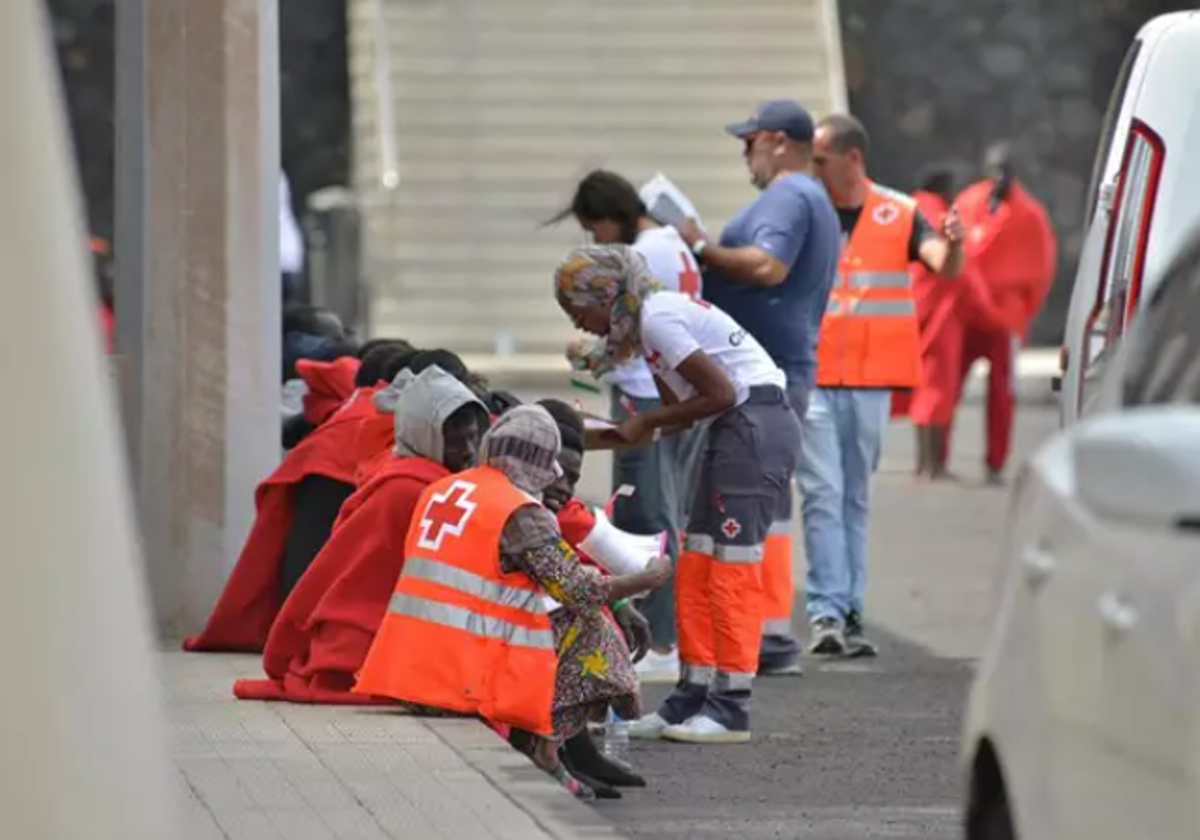 Varias personas son atendidas por los servicios sanitarios, en el muelle de La Restinga, a 4 de octubre de 2023